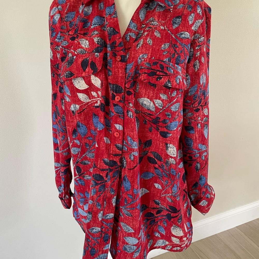 Woman’s long sleeve blouse d & co Size medium Wrinkle free!